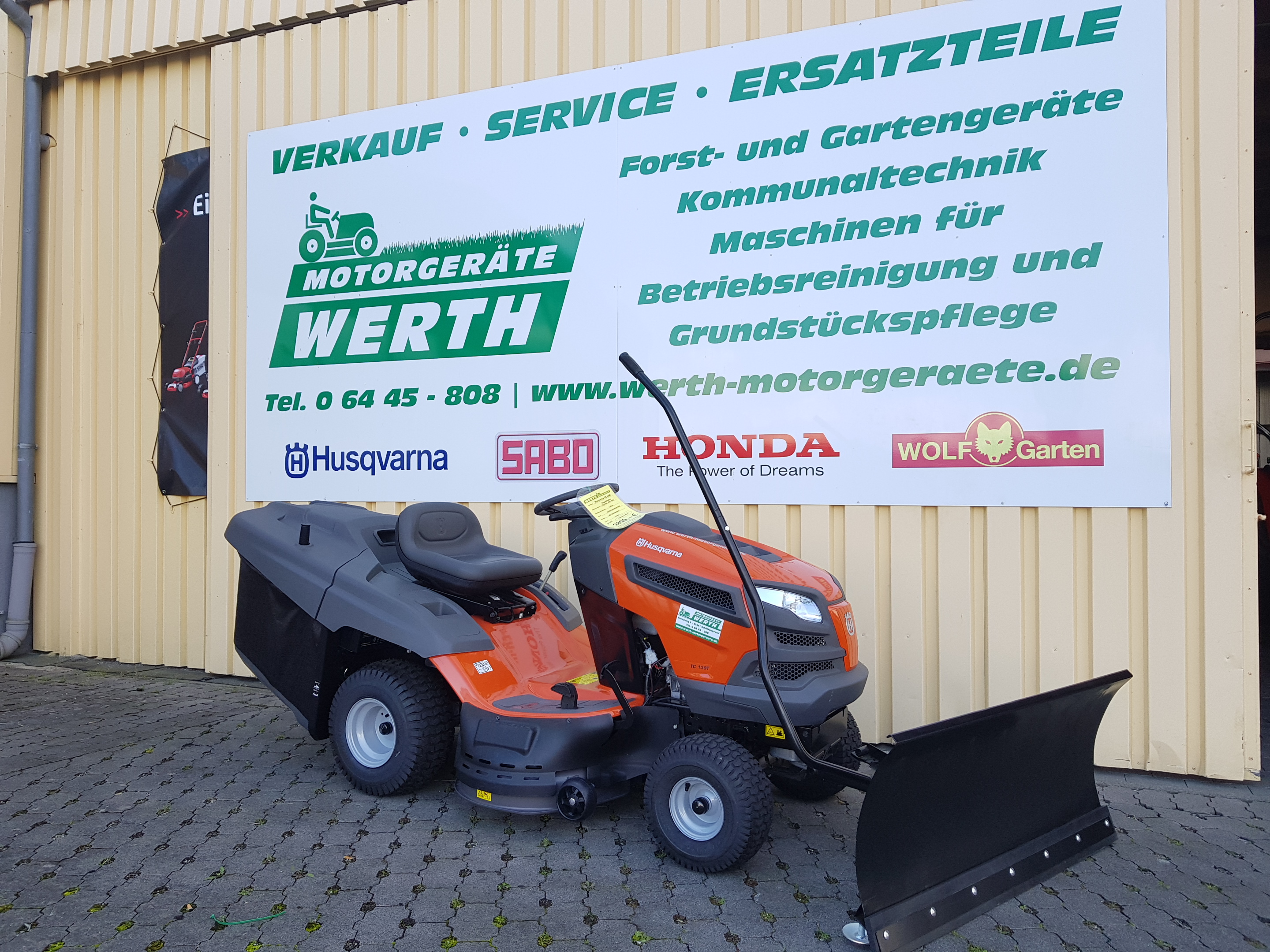 Rasentraktor Husqvarna TC 139T mit Schneeschild Werth