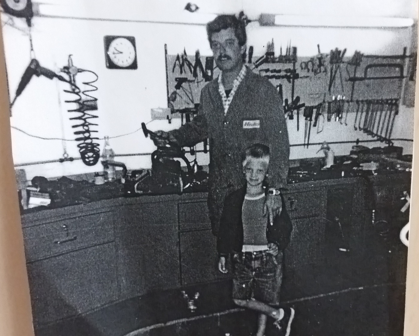 Firmengründer Hans Werth mit seinem Sohn Tobias 1985 in der Werkstatt