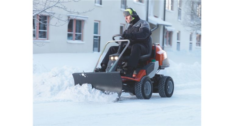 Rasentraktor Husqvarna Rider 420TsX AWD Allrad + Schneeschild. Werth