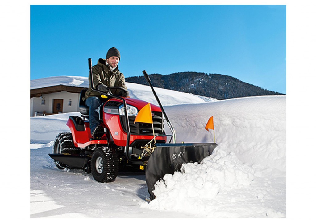 Rasentraktor Mit Schneeschild Und Kehrmaschine Gebraucht