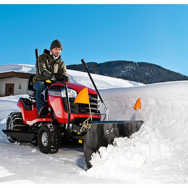 Winterdienst Rasentraktor mit Schneeschild Werth
