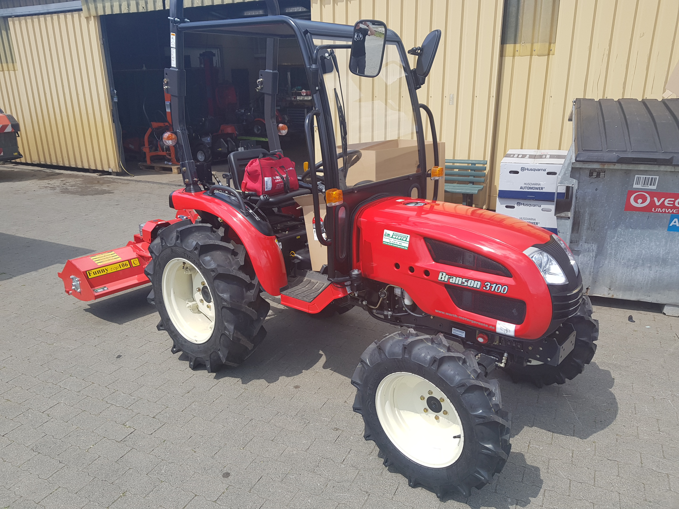 Branson Traktor 3100 Kompakttraktor mit Wetterschutzkabine und Schlegelmäher günstig kaufen