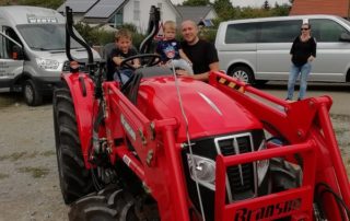 Branson Traktor Kompakttraktor F47 mit Frontlader Kundenübergabe