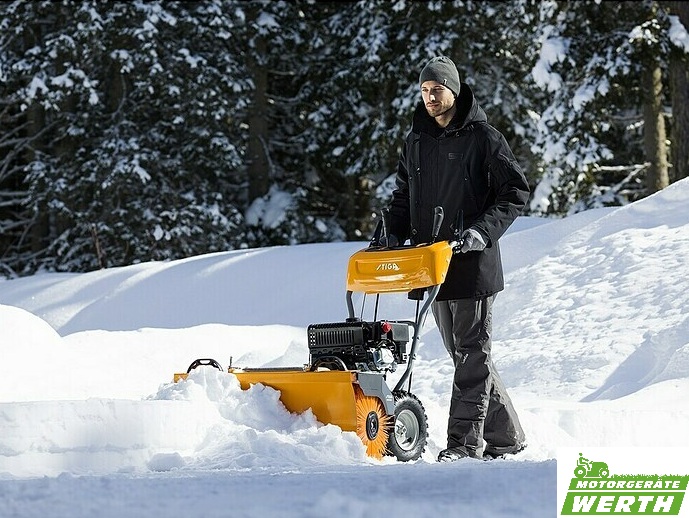 Kehrmaschine Stiga SWS 600 G zum Schmutz kehren und Winterdienst Schnee räumen