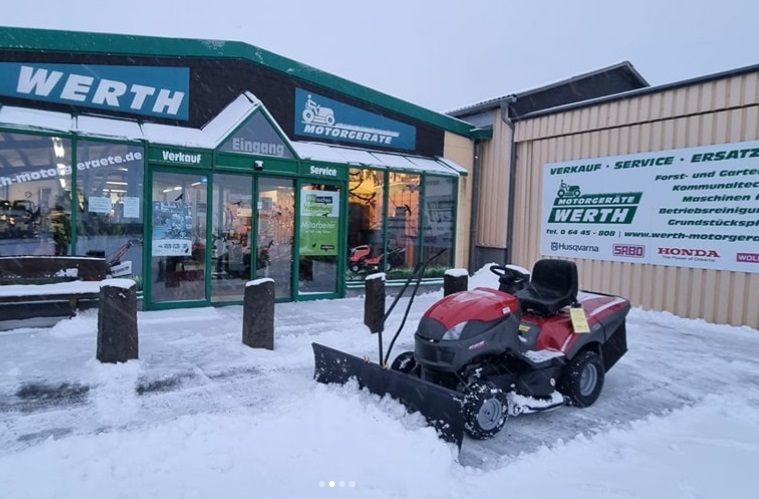 Rasentraktor Stiga mit Allrad AWD Hydrostat. Ein Aufsitzmäher mit Zweizylinder Motor, Allrad und Schneeschild für Winterdienst und Schneebeseitigung Einsatz