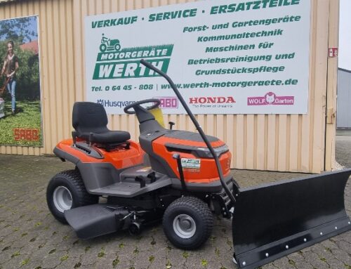 Rasentraktor Husqvarna TS 112 mit Schneeschild im Winterdienst-Paket