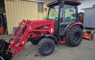 Kompakttraktor TYM F50CHN mit Kabine und Klimaanlage, breiter Industriebereifung, Frontlader mit 3. Steuerkreis und Böschungsmulcher. Branson F50CN