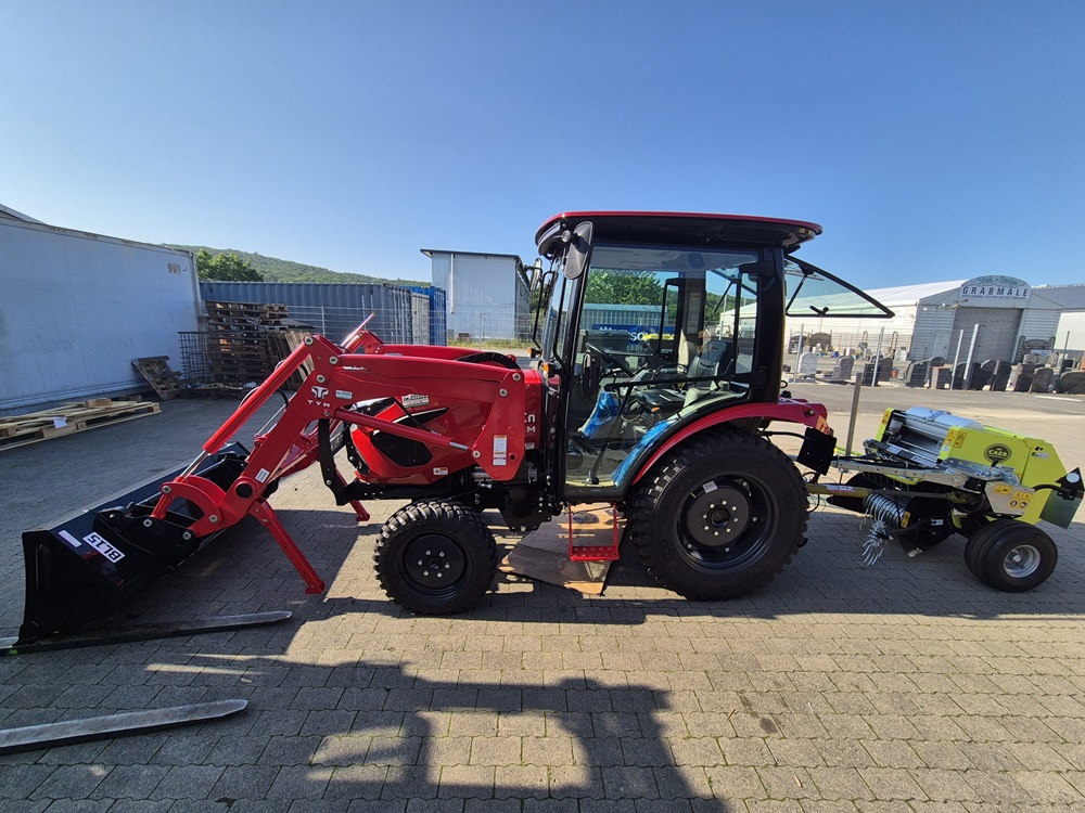 TYM Traktor F50CHN mit Frontlader Kommunalbereifung und Rundballenpresse CAEB MP550TPL kaufen