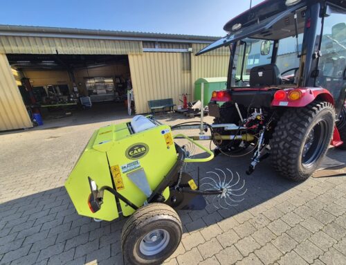 Traktor TYM F50CHN mit Caeb Rundballenpresse