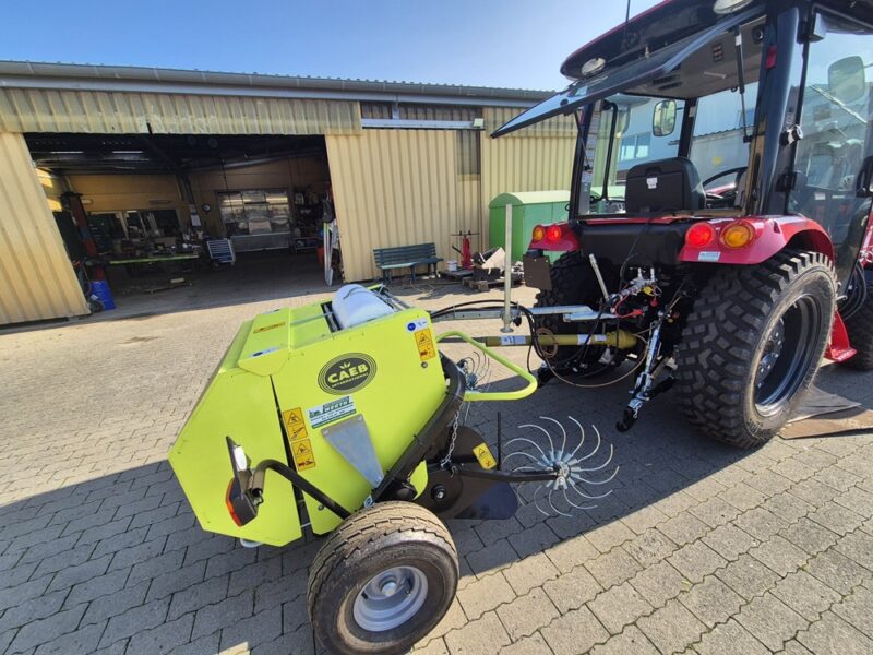 TYM Traktor F50CHN mit Frontlader Kommunalbereifung und Rundballenpresse CAEB MP550TPL kaufen