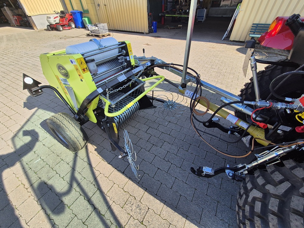 TYM Traktor F50CHN mit Frontlader Kommunalbereifung und Rundballenpresse CAEB MP550TPL kaufen