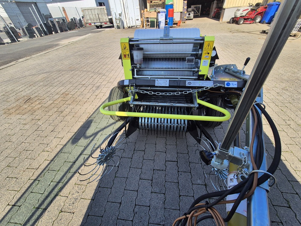 TYM Traktor F50CHN mit Frontlader Kommunalbereifung und Rundballenpresse CAEB MP550TPL kaufen