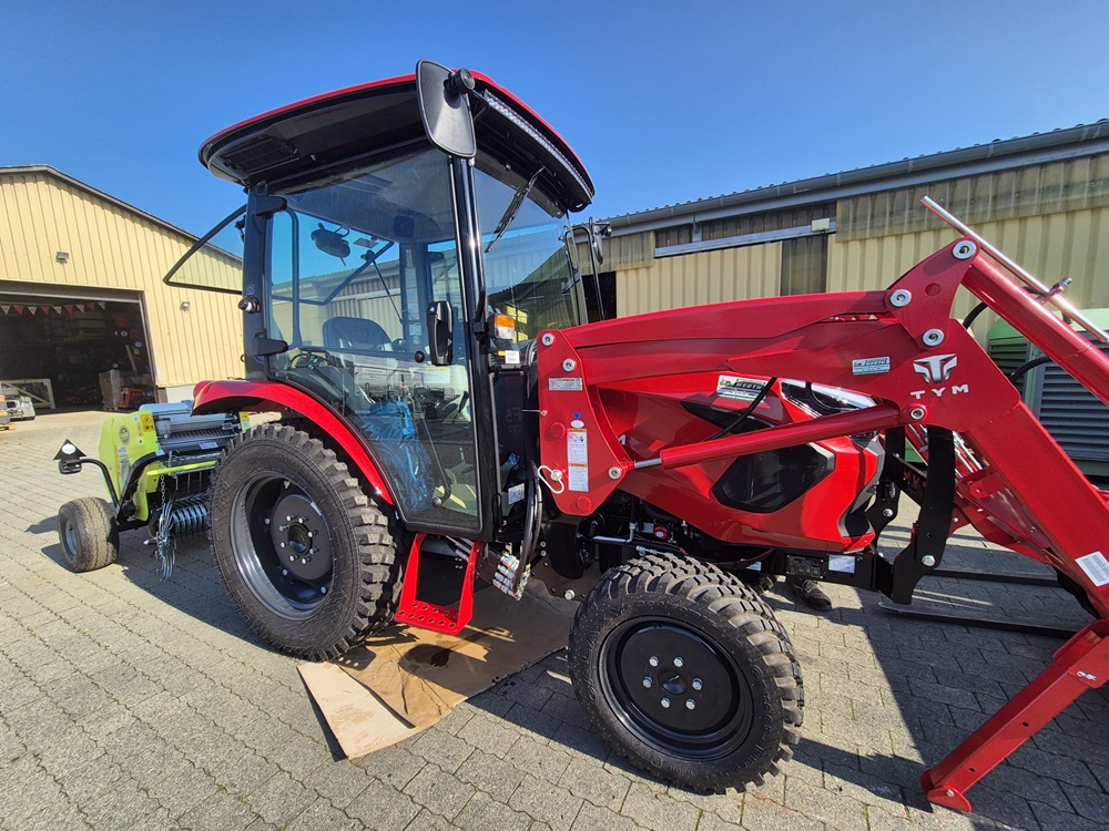 TYM Traktor F50CHN mit Frontlader Kommunalbereifung und Rundballenpresse CAEB MP550TPL kaufen